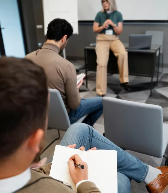 mujer-negocios-empoderada-que-trabaja-ciudad_23-2149589061